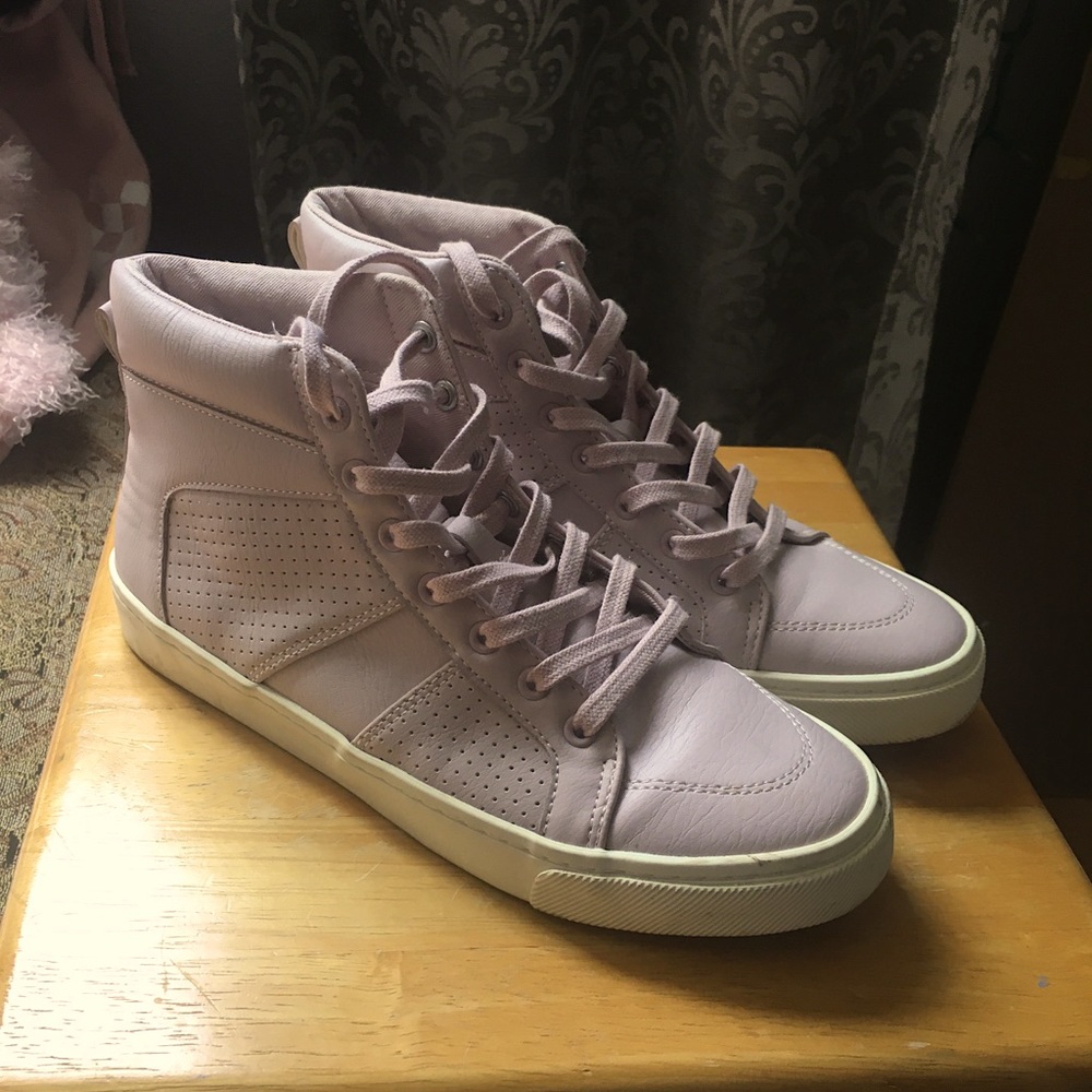LAST CALL! High top shoes 👟 (NOT Vans)
